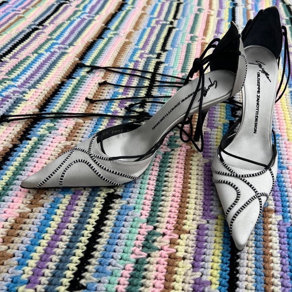 RARE Vintage 90s Giuseppe Zanetti Design Lace Up Pearl Pointed Toe Kitten Pumps